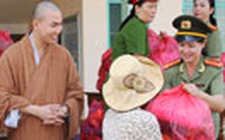 Phẫu thuật mắt cho người nghèo